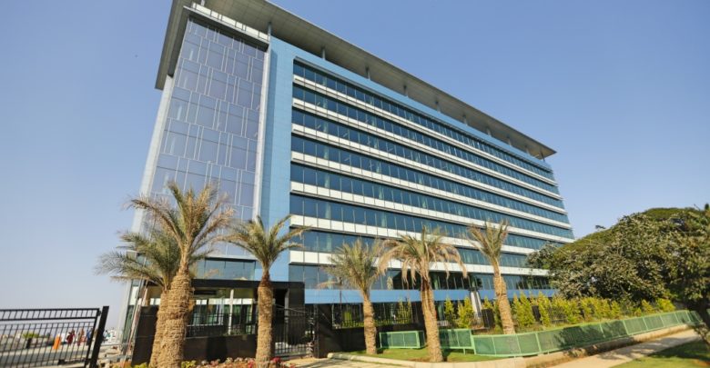 This set the stage for the 1 million square feet facility that NetApp India undertook to construct two years ago. The building that now stands for everything that NetApp represents as a brand lives up to the vision set out by the leadership. Set in over 15 acres of land with 10 floors above and 3 beneath the ground, it bears a stamp of the commitment that NetApp has made to being in India, its largest R&D center in the world.
