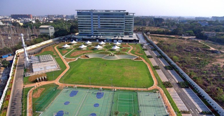 Yards of Fun and Recreation. 
The NetApp campus houses basketball, volleyball, tennis courts and a football ground, along with a running track and cricket net. The sports ground makes for the favourite evening spot of all sports enthusiasts at NetApp. Indoor games such as Table Tennis, Badminton, Pool, Foosball, Chess and Carrom keep employees active during breaks, providing a holistic environment to support employees’ active lifestyles.
